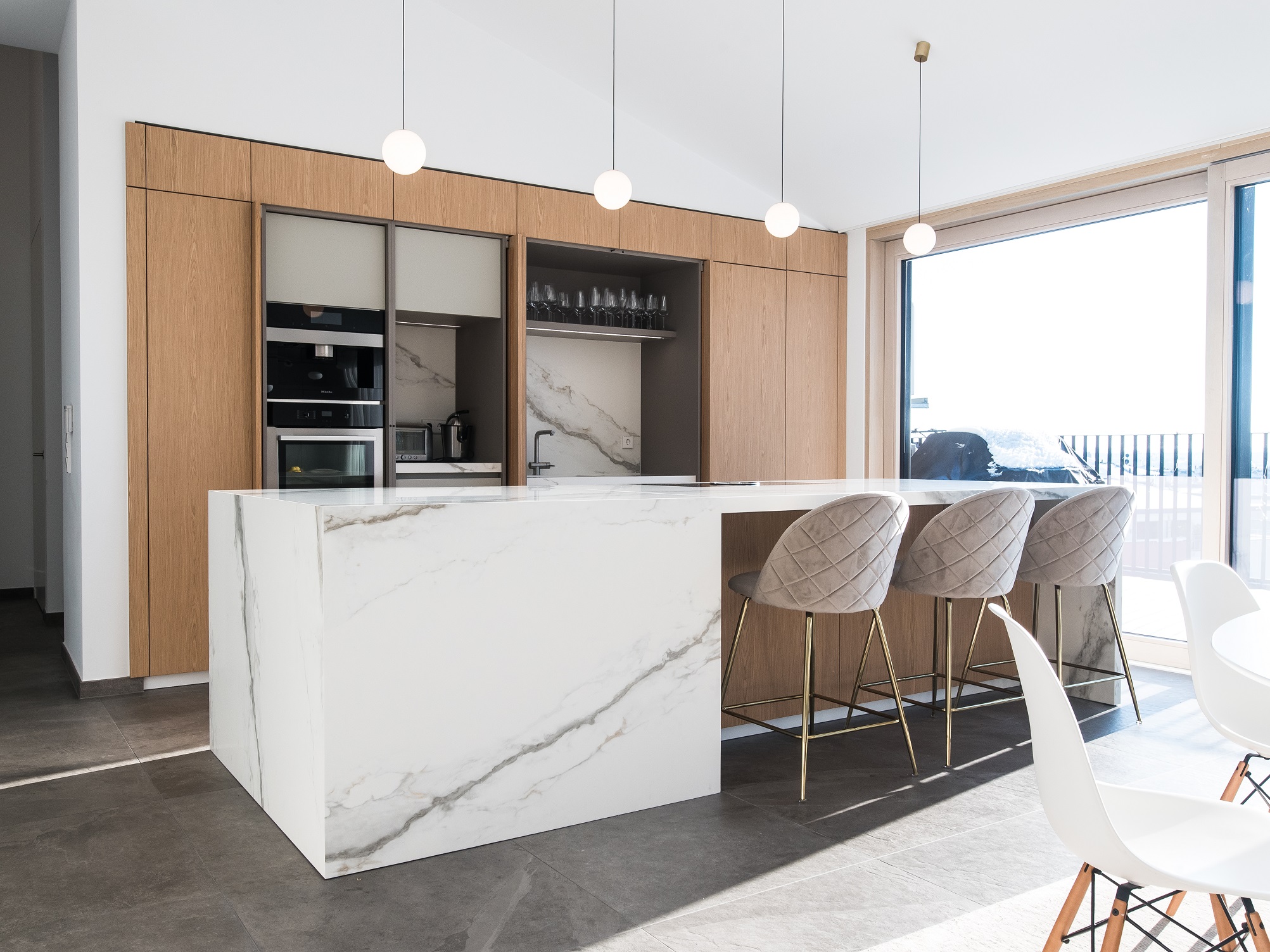 Cuisine sur-mesure avec porte rentrante Luxembourg