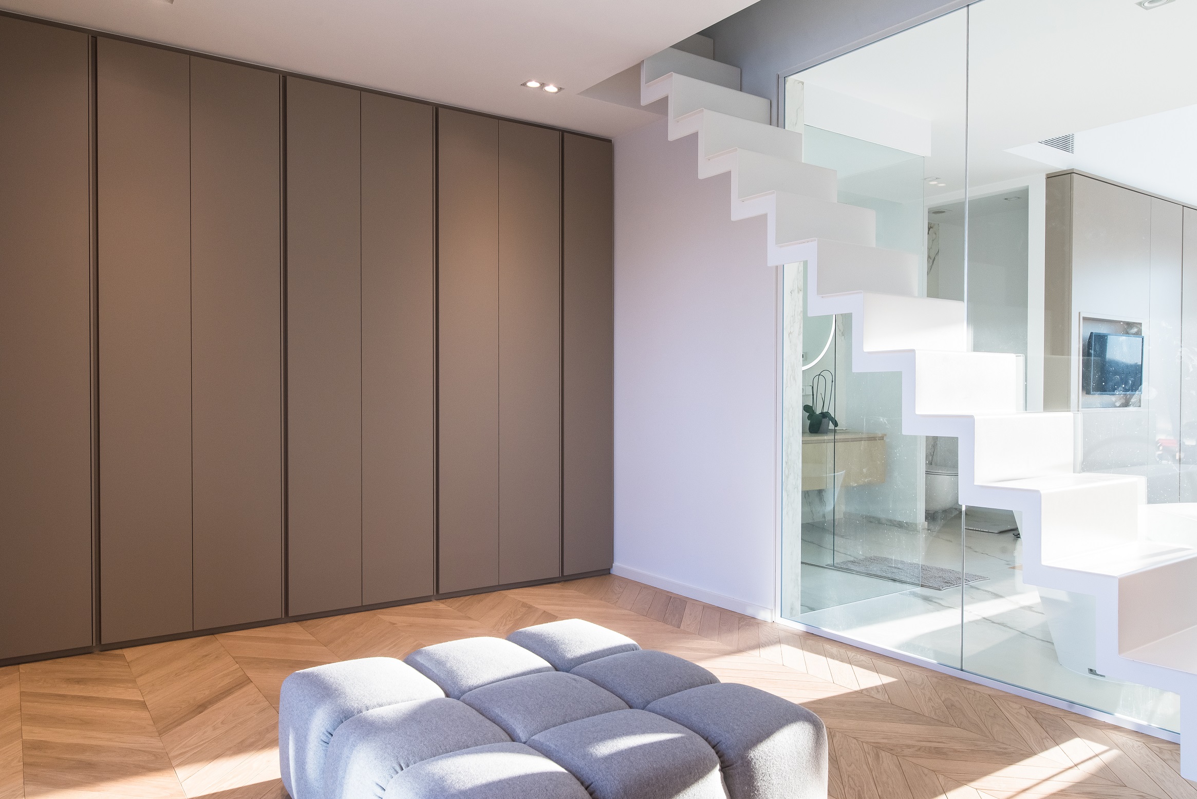 Dressing sur mesure ouvert sur salle de bains contemporaine aménagement Luxembourg