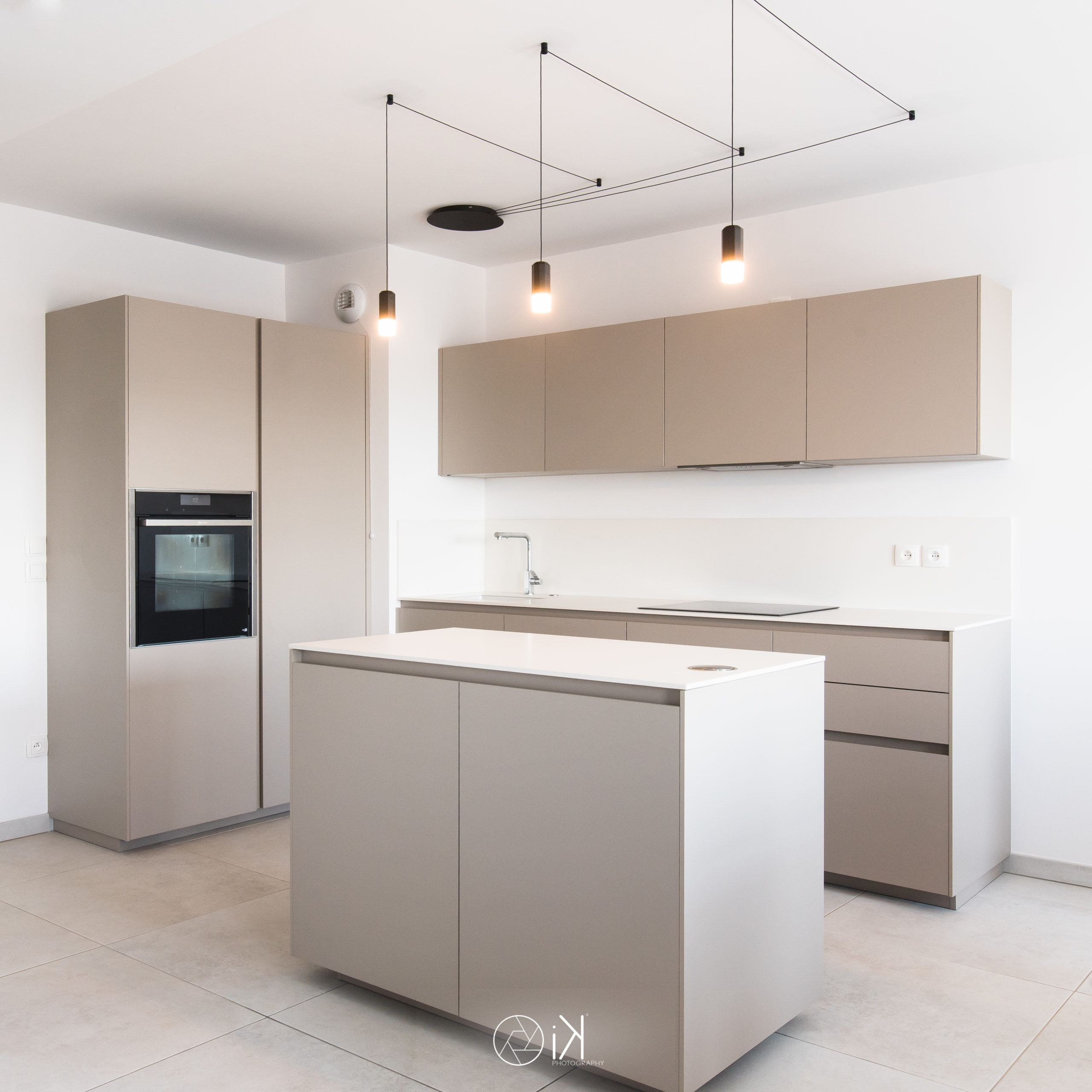 Cuisine minimal avec couleur intemporelle et luminaire vibia