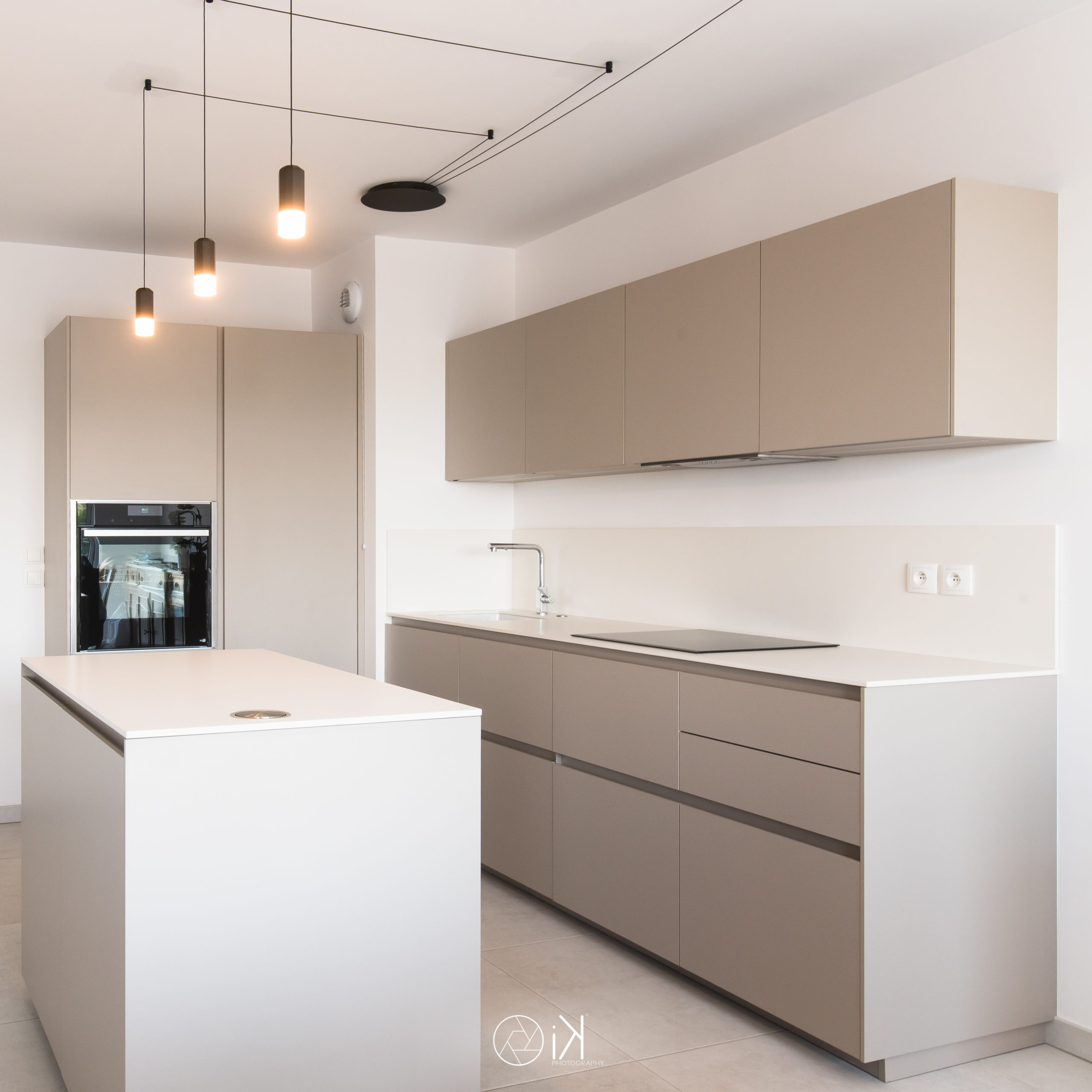 Cuisine minimal avec couleur intemporelle et luminaire vibia