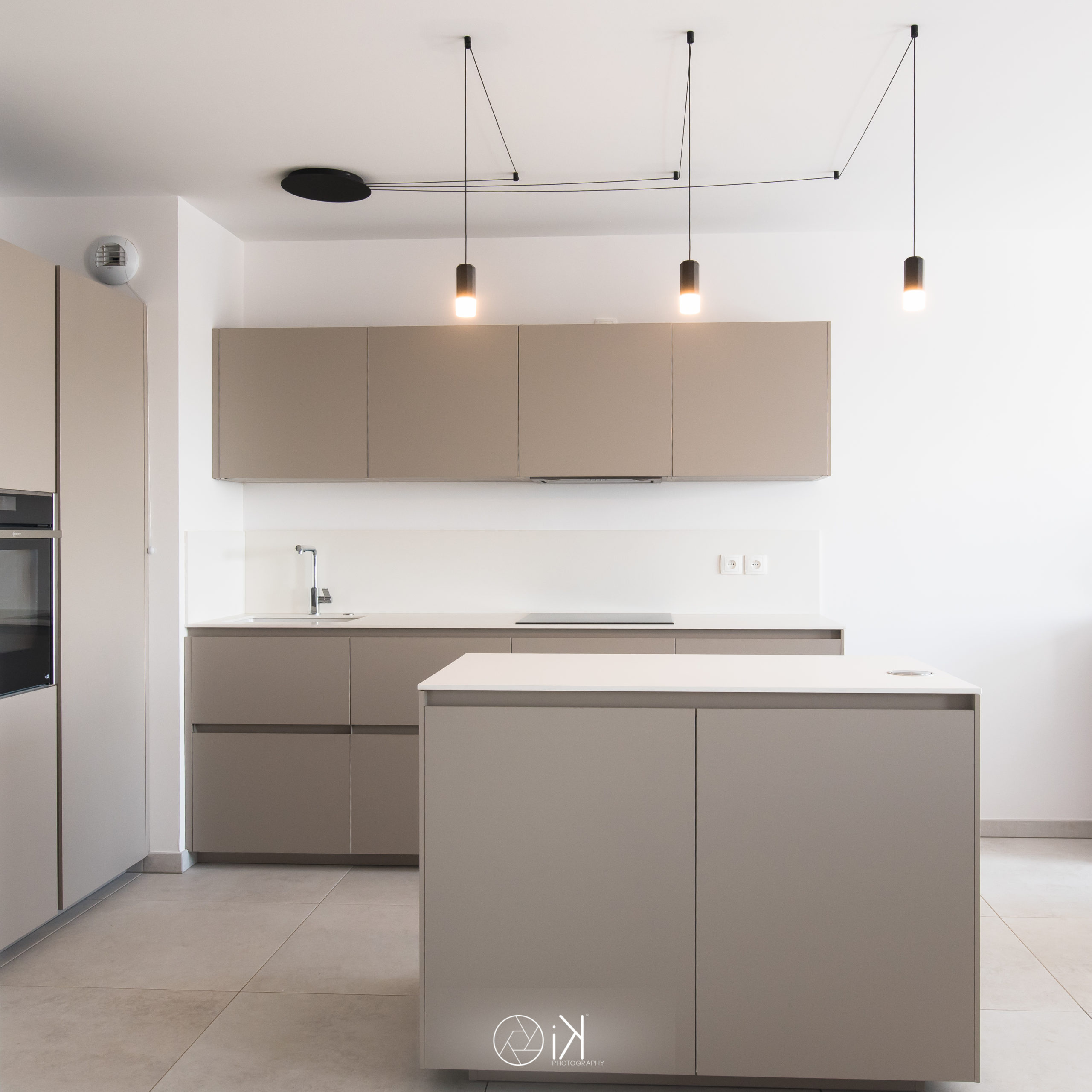 Cuisine minimal avec couleur intemporelle et luminaire vibia