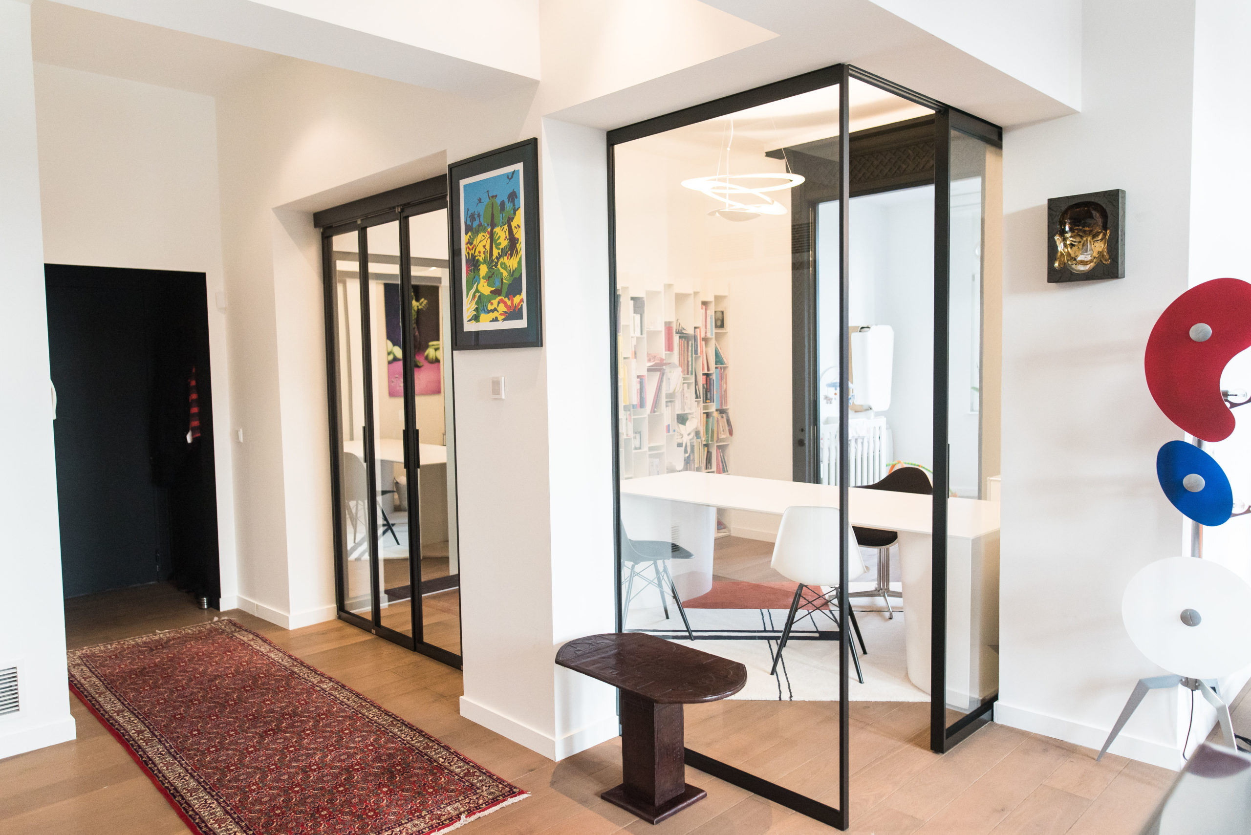 Aménagement avec porte coulissante sur mesure.