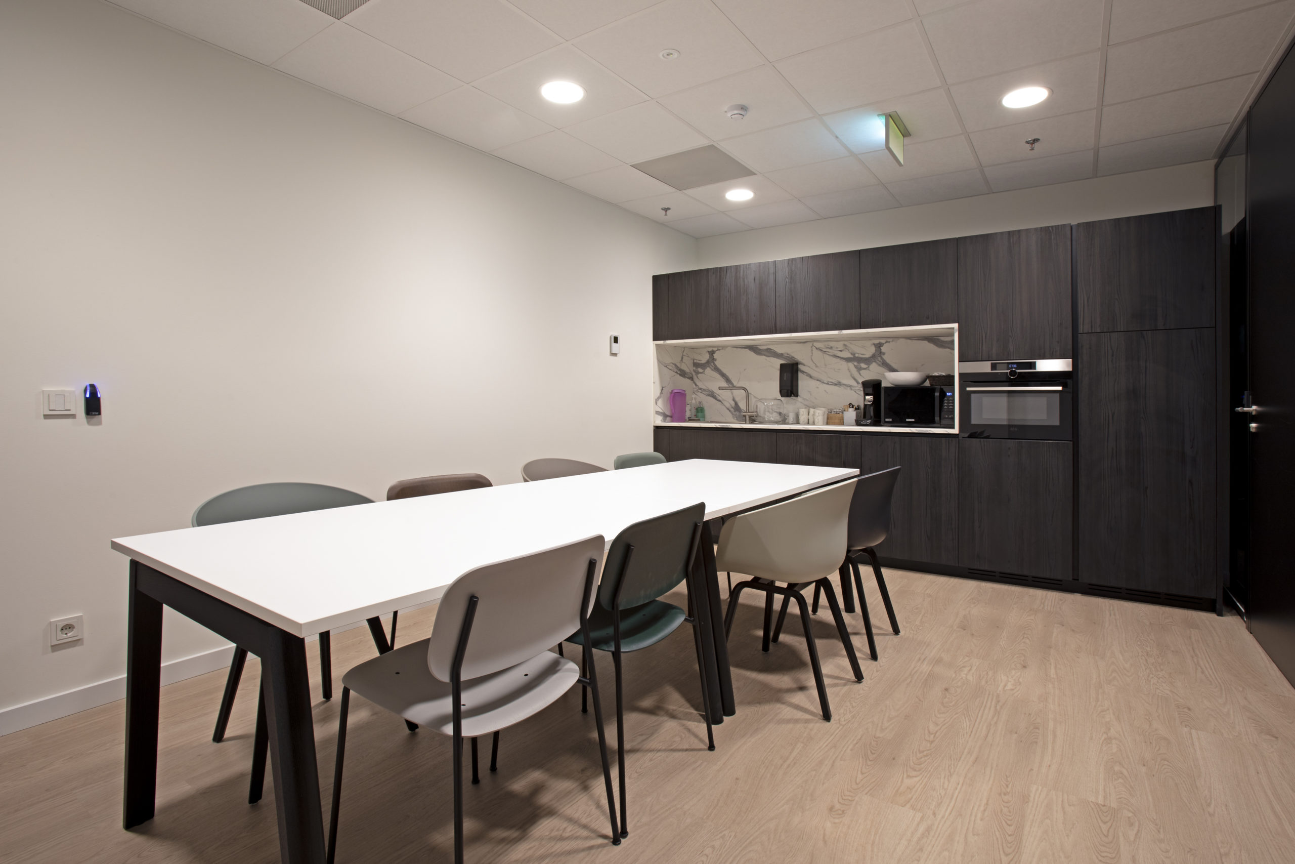 Cuisine bureau garage BMW Bilia emond Luxembourg architecture interieur 1plus1 1