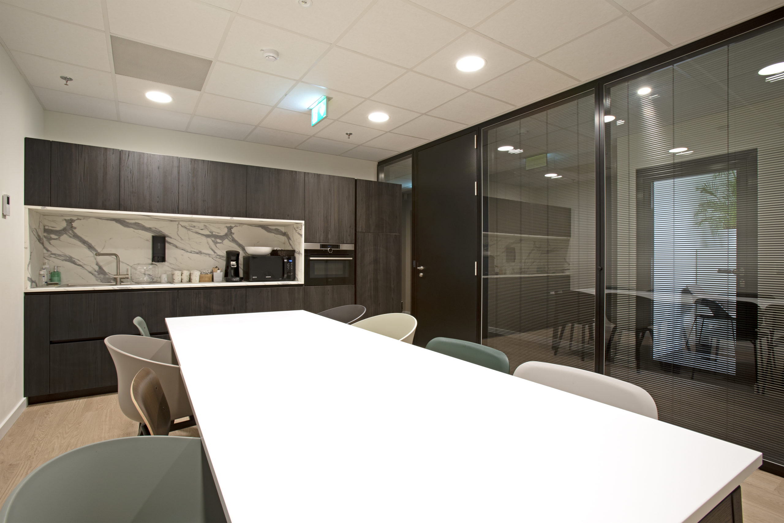 Cuisine bureau garage BMW Bilia emond Luxembourg architecture interieur 1plus1 1