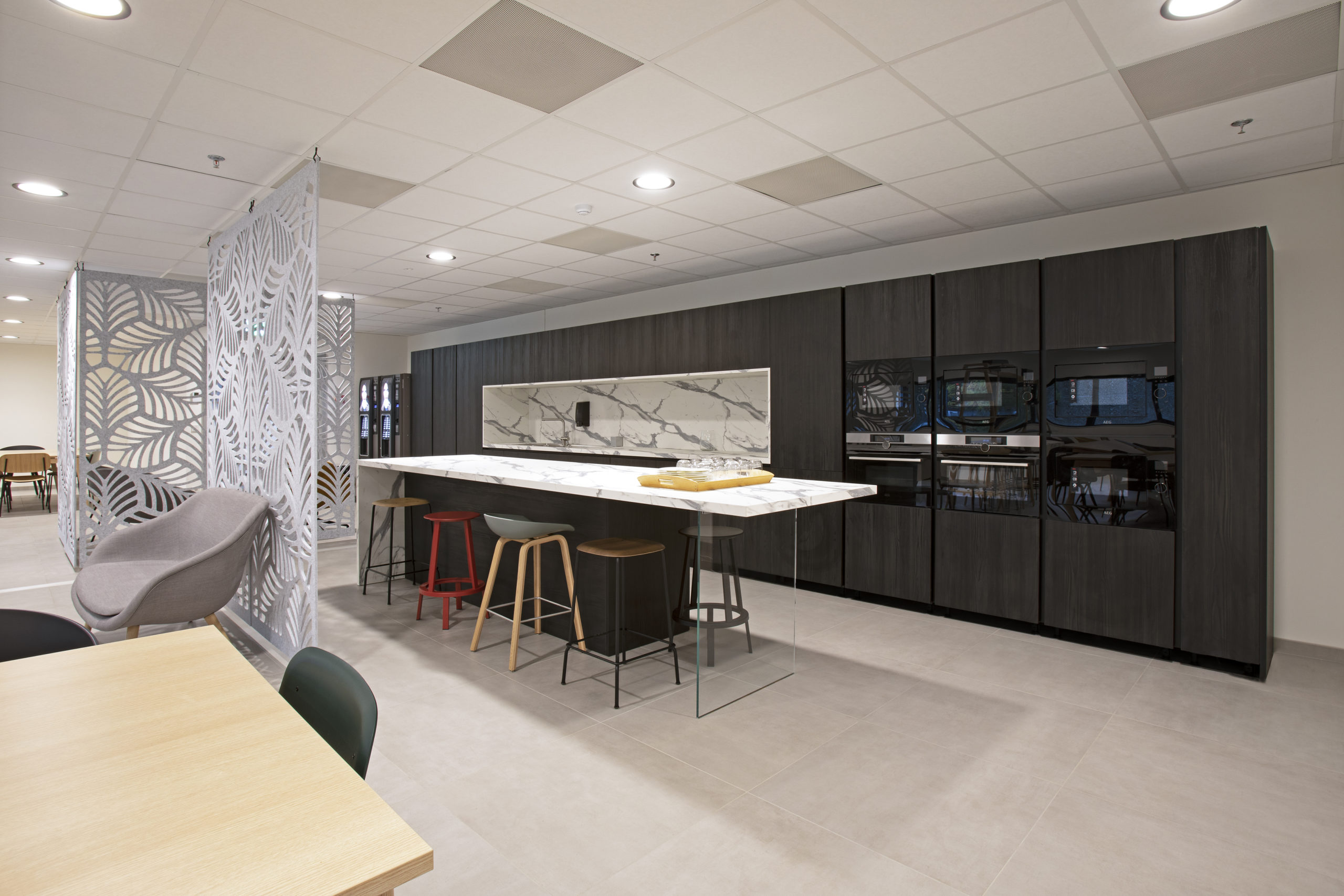 Cuisine bureau garage BMW Bilia emond Luxembourg architecture interieur 1plus1 1