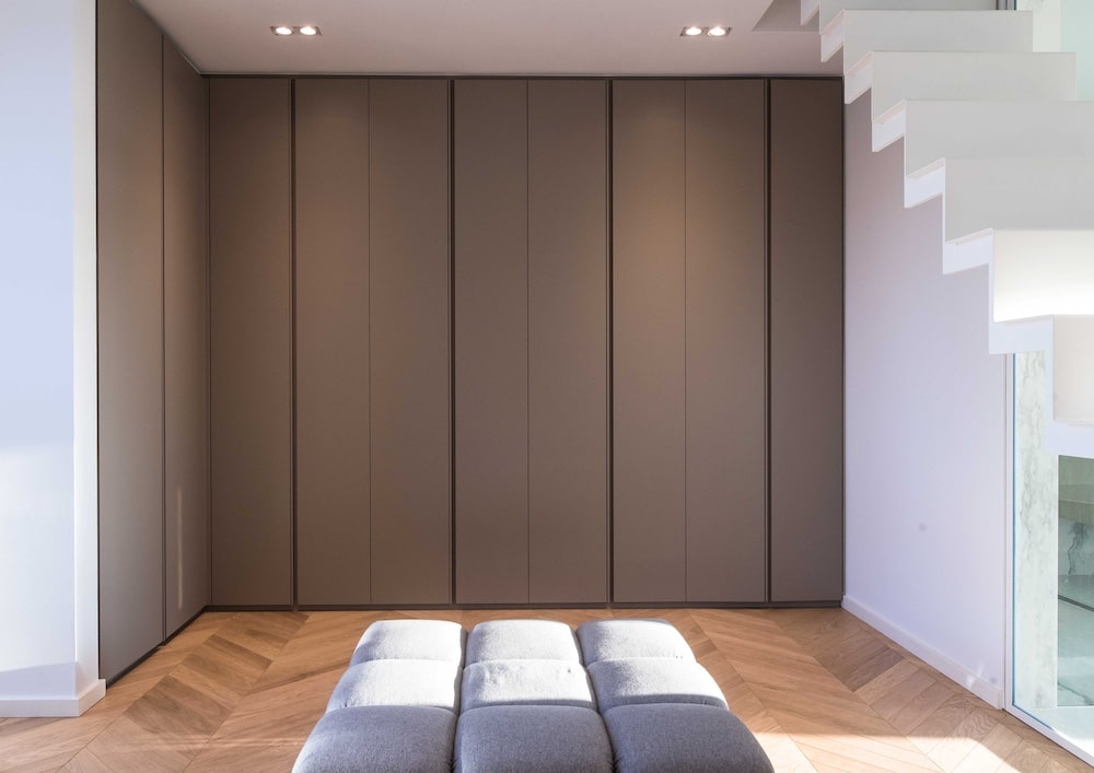 Cuisine design architecture interieur sur mesure mobilier luminaire dressing 1plus1 9 Photo qui représente un dressing sur-mesure à côté d'un escalier